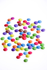 Obraz premium bonbon smarties sur fond blanc