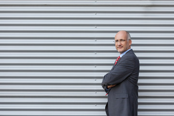 geschäftsführer lehnt an der wand © contrastwerkstatt