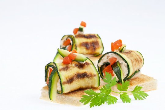 Zucchini-R&ouml;llchen mit K&auml;secreme gef&uuml;llt