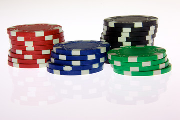 jetons de poker sur fond blanc poker chips on white background