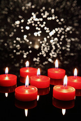 candeline arancio con luci sfuocate