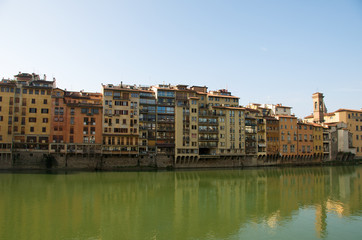 Fototapeta na wymiar Les maisons le long de l'Arno à Florence en Toscane, Italie