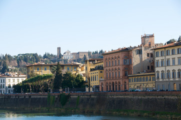 Fototapeta na wymiar Les maisons le long de l'Arno à Florence en Toscane, Italie 