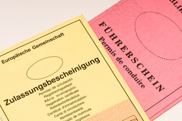 F&uuml;hrerschein und Zulassungsbescheinigung