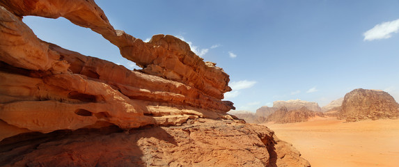 Fototapeta na wymiar skalny most i widok panoramiczny pustyni Wadi Rum, Jordania
