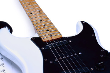 Fototapeta na wymiar Gitara elektryczna samodzielnie na białym tle