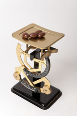 Waage mit Schokonüssen