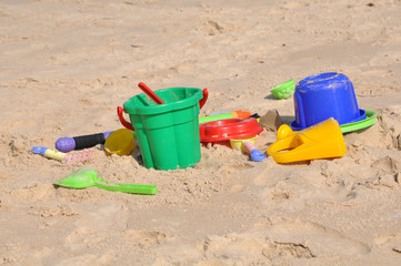 Fototapeta na wymiar Zabawki dla dzieci na piasku