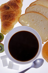 petit dejeuner café croissant
