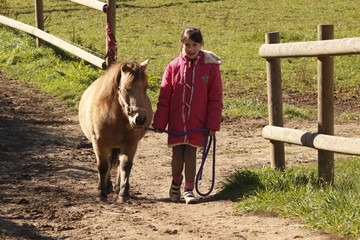 enfant avec un  poney