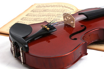 Geige mit Notenbl&auml;ttern