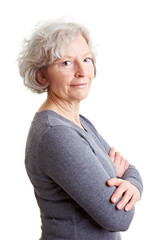 Seniorin mit verschränkten Armen