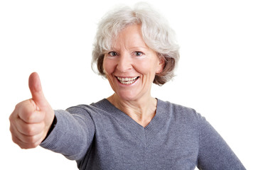 Seniorin hält ihren Daumen hoch