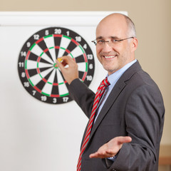 geschäftsmann trifft sein ziel
