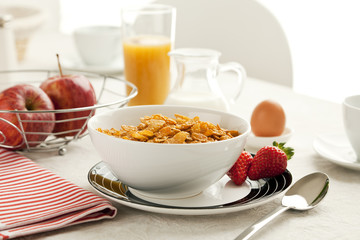 gesundes Frühstück mit Cerealien, Obst, Saft