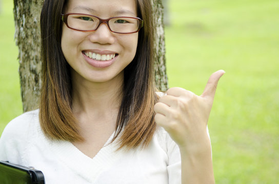 asian girl humbs up