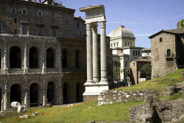Roma, Teatro di Marcello Marcello ,colonne in stile corinzio,