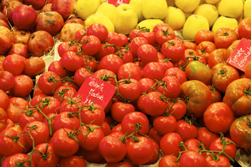 Obst- und Gemüsehändler auf dem berühmten Markt, Mercat de Sant Josep de la Boqueria in Barcelona	
