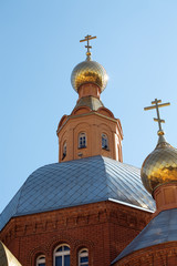 Fototapeta na wymiar Złote kopuły kościoła chrześcijańskiego przeciw błękitne niebo