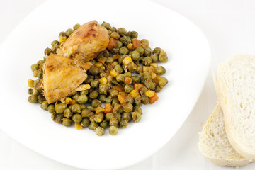 Chicken with peas, carrots, corns and bread