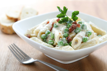 Pasta with Prosciutto and Peas