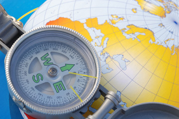 bussola su mappamondo