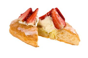 Halbiertes Plunderstück mit Erdbeeren