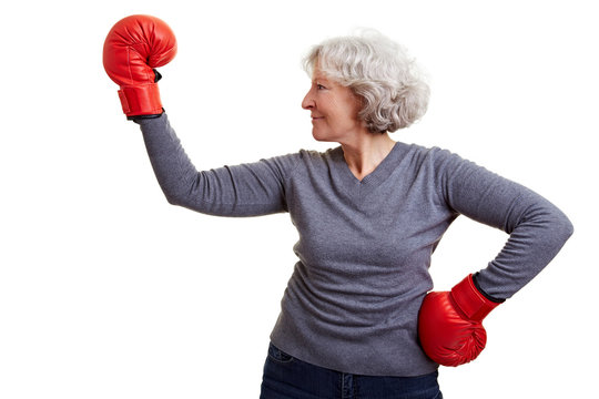 Gl&uuml;ckliche Seniorin boxt