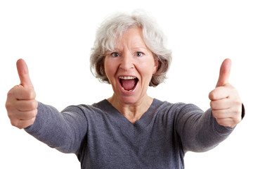 Seniorin hält beide Daumen hoch