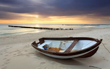 Tuinposter Boot op prachtig strand bij zonsopgang © TTstudio