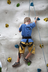 Kind an Kletterwand