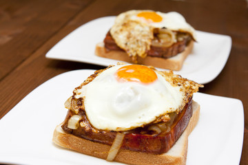 Leberkäse mit Spiegelei und Röstzwiebeln