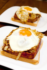 Leberkäse mit Spiegelei und Röstzwiebeln