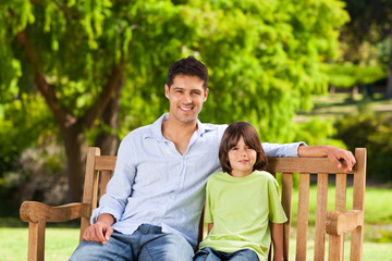 Father with his son on the bench © WavebreakMediaMicro