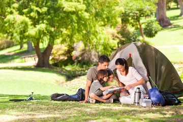 Foto op Plexiglas Familie kamperen in het park © WavebreakMediaMicro
