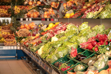 Supermarkt mit frischem Obst und Gemüse