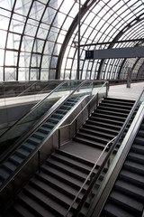 Obraz premium Bahnhof - Halle - Treppe