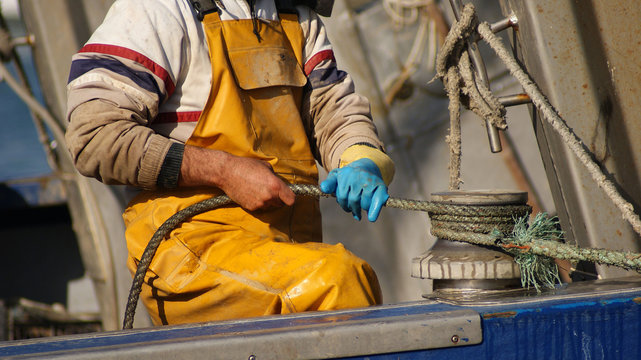 PESCADOR DURANTE LA MANIOBRA DE ATRAQUE