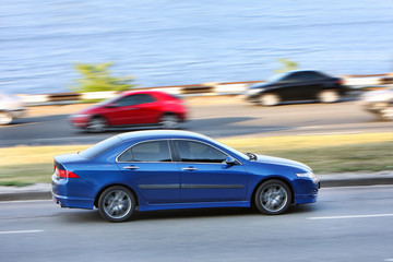 Fototapeta na wymiar Niebieski samochód na drodze