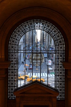Fototapeta Straße durch ein Fenster gesehen, New York