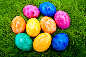 farbige Ostereier im Gras