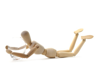 Hölzerne Figur mit eine Tasse