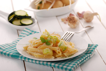 pennette con zucchine quattro