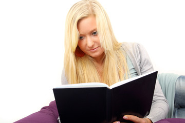 Fototapeta premium Auf dem Bett lesen