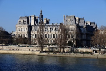 Fototapeta na wymiar The Town Hall of Paris seen from the Seine river's quay