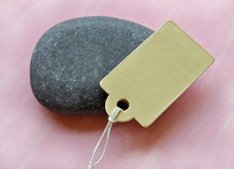 Pappanhänger auf Stein