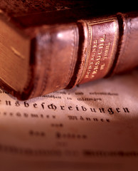 Altes Buch im Ledereinband auf historischer Textseite