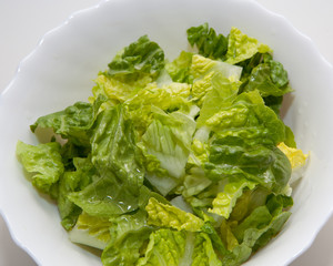 frischer, grüner Salat in einer weißen Schüssel