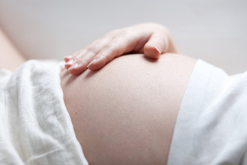 schwangere Frau mit Hand auf dem Bauch - 30789145