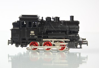 Modelleisenbahn Dampflok gespiegelt